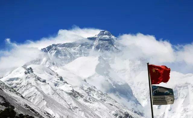 网上查阅珠穆朗玛峰和吐鲁的相关简介？ 珠穆朗玛峰是中国的吗